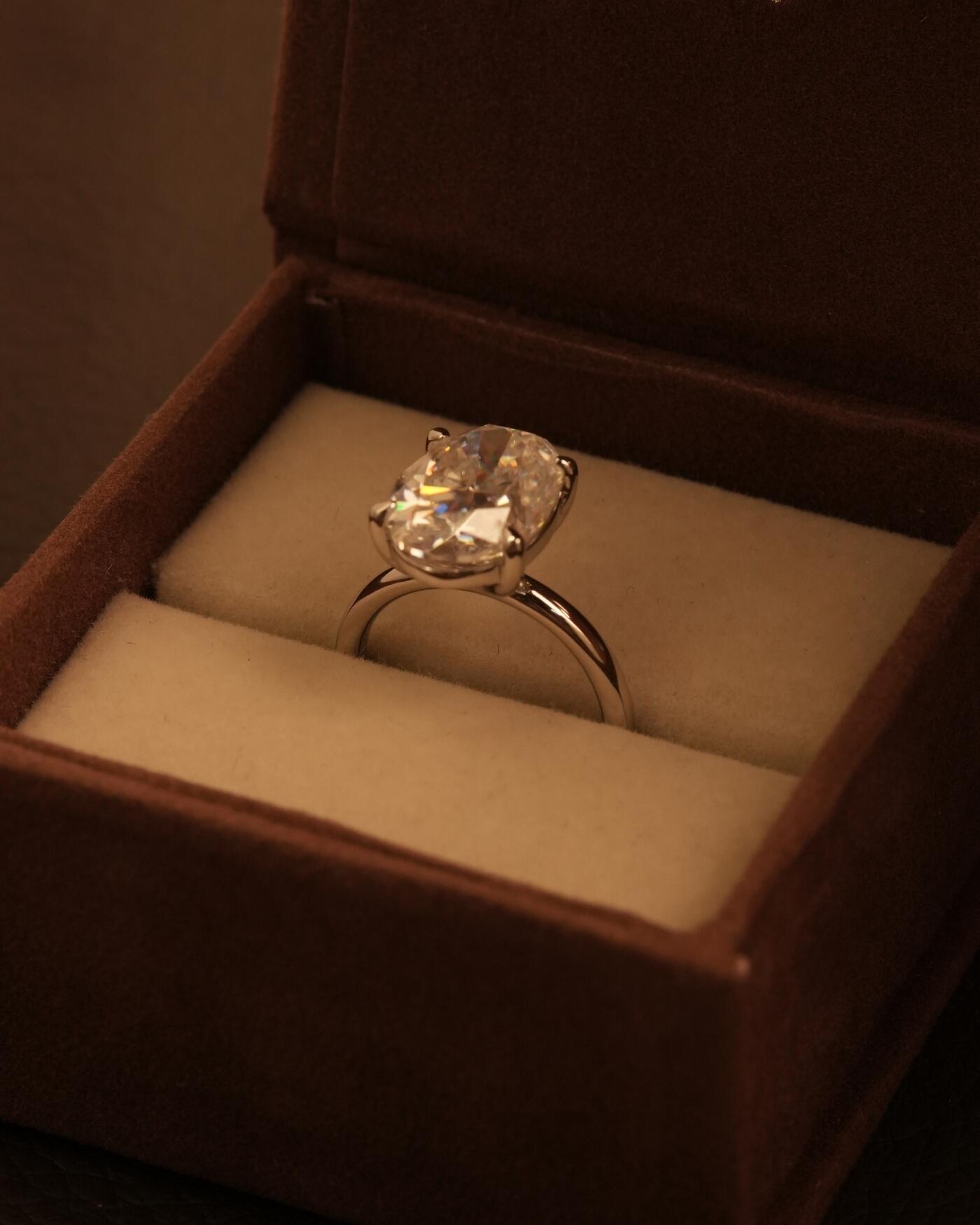 Anel de Prata Solitário Oval Hailey Moissanite 8ct