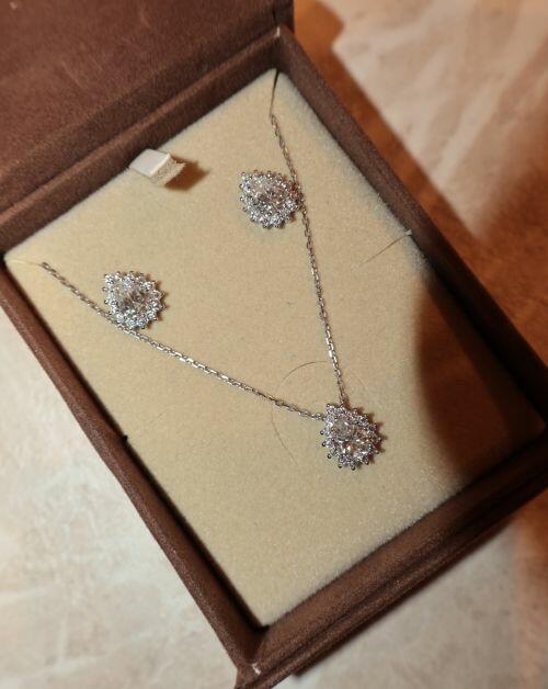 Colar de Prata Gota Moldura Cravejada Moissanite 1.6ct