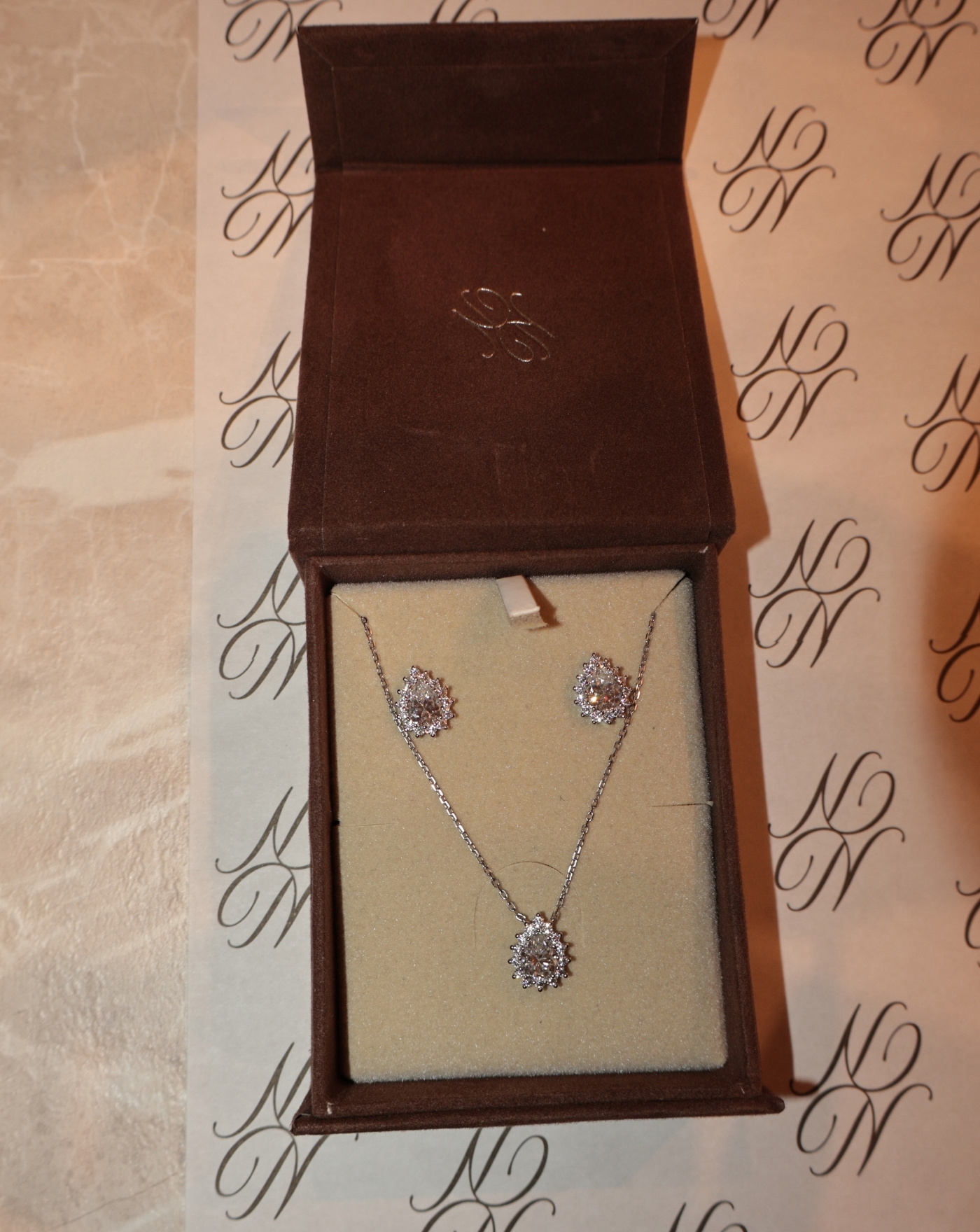 Colar de Prata Gota Moldura Cravejada Moissanite 1.6ct