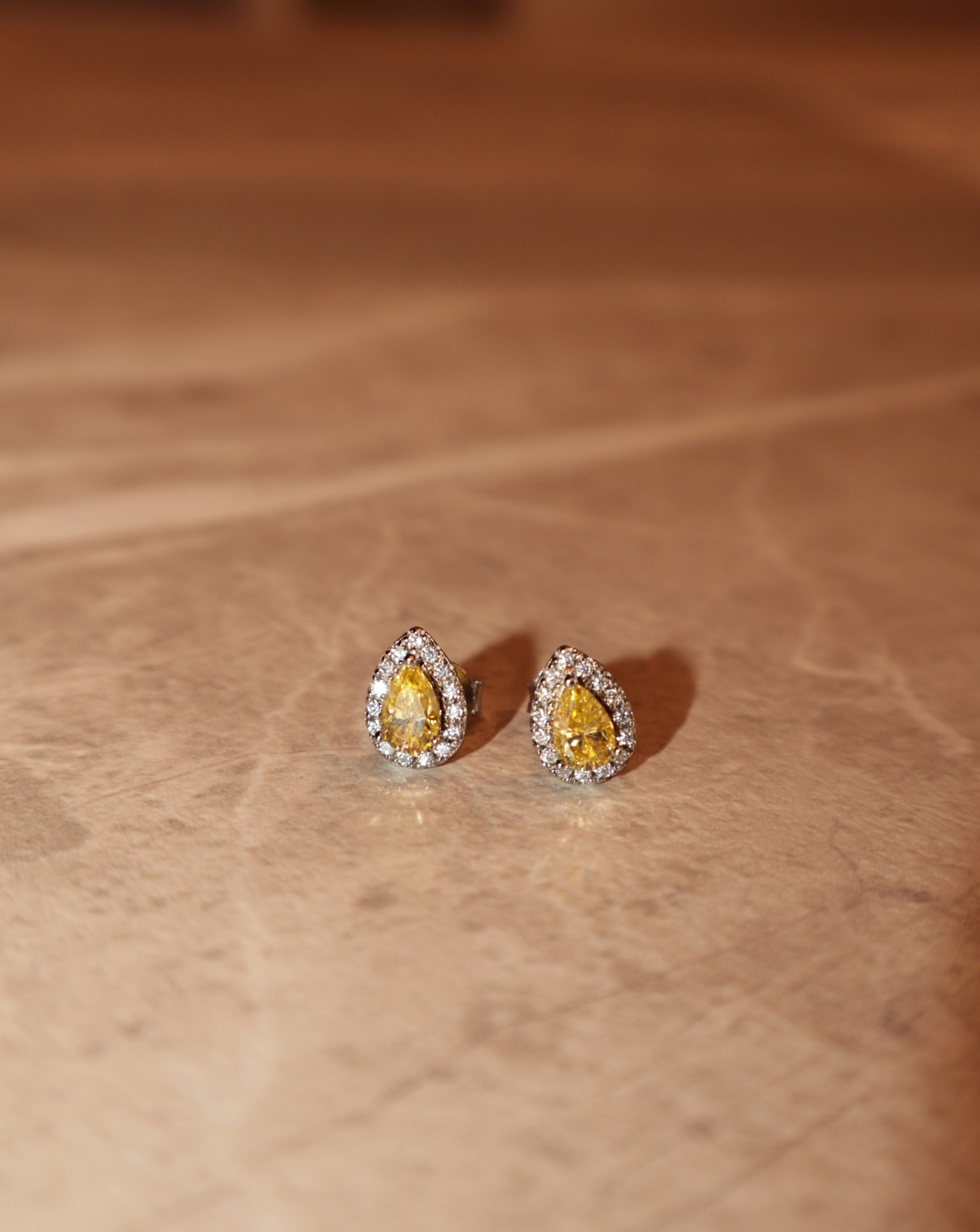 Brinco de Prata Gota com Moldura Yellow Moissanite 1.7ct