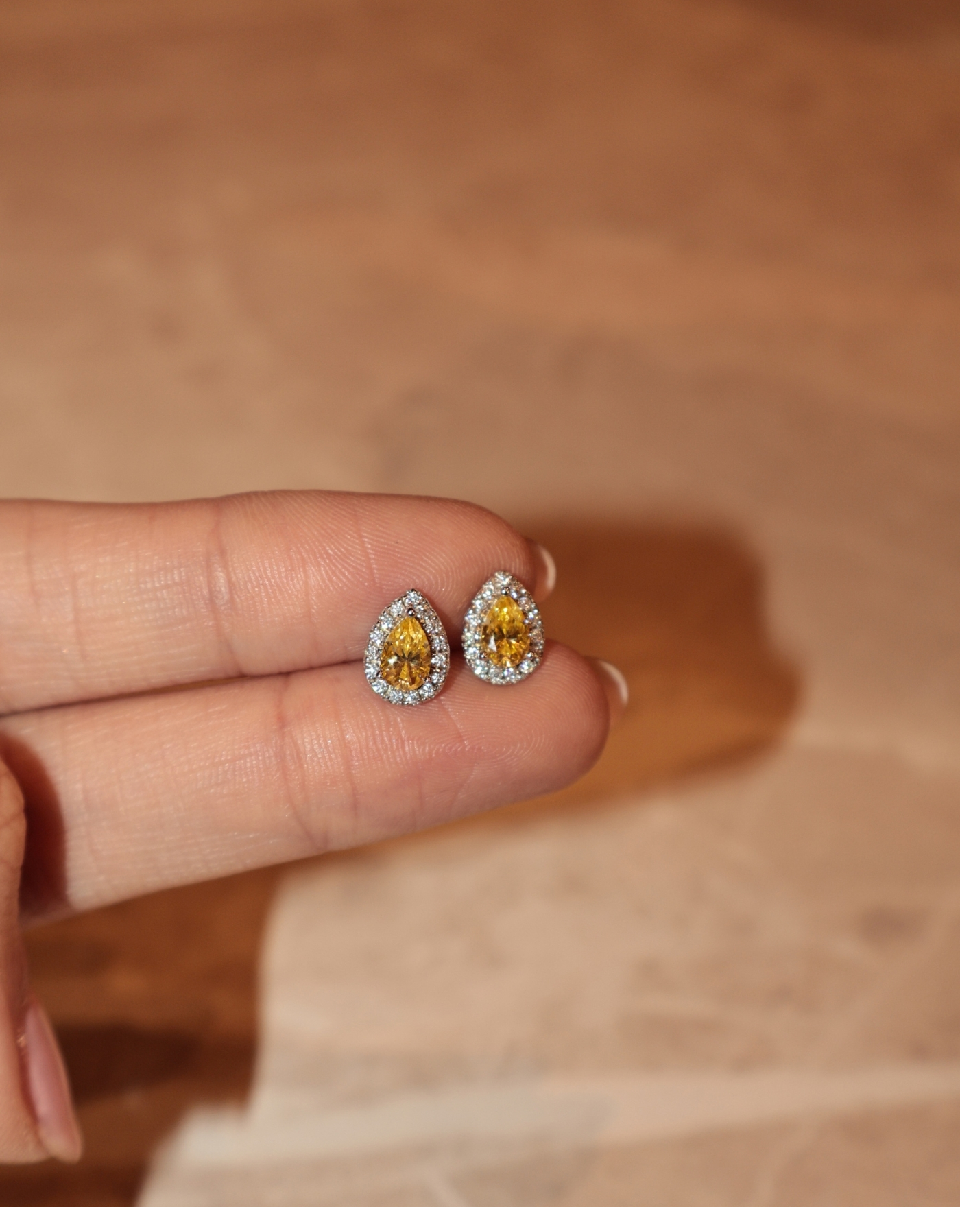 Brinco de Prata Gota com Moldura Yellow Moissanite 1.7ct