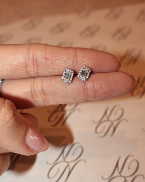 Brinco de Prata Mini Emerald Cut Moissanite 1ct