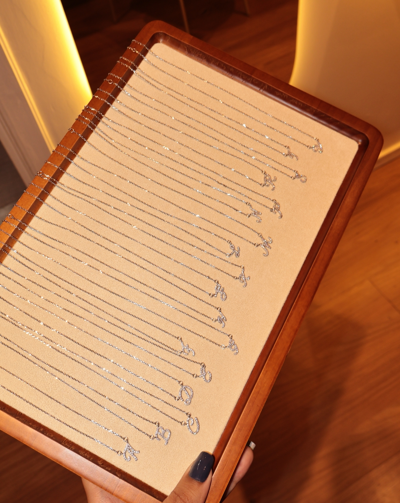 Colar de Prata Letra Inicial Manuscrito Cravejado