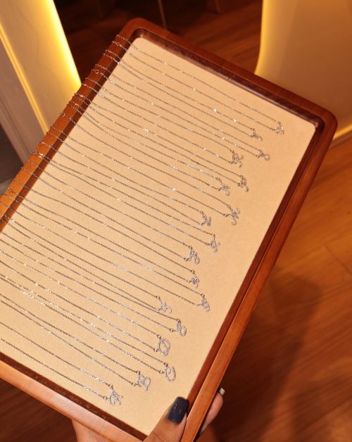 Colar de Prata Letra Inicial Manuscrito Cravejado