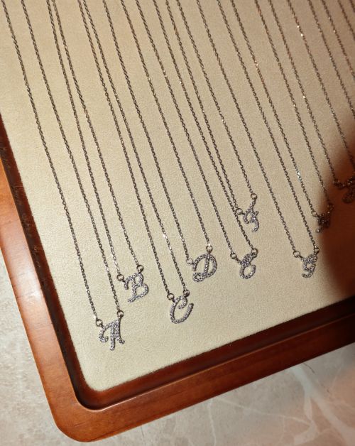 Colar de Prata Letra Inicial Manuscrito Cravejado
