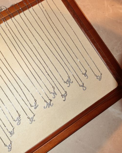 Colar de Prata Letra Inicial Manuscrito Cravejado