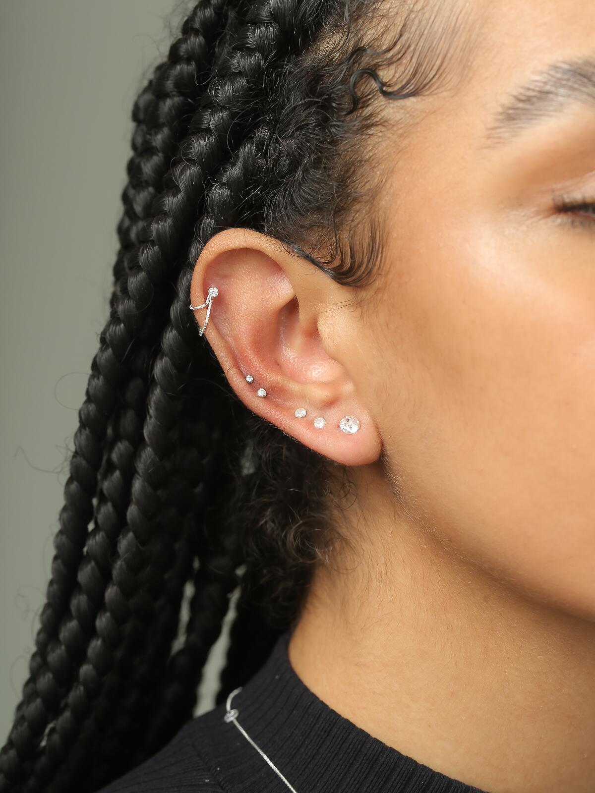 Piercing de Prata H�lix Pontinho de Luz com Corrente Dupla