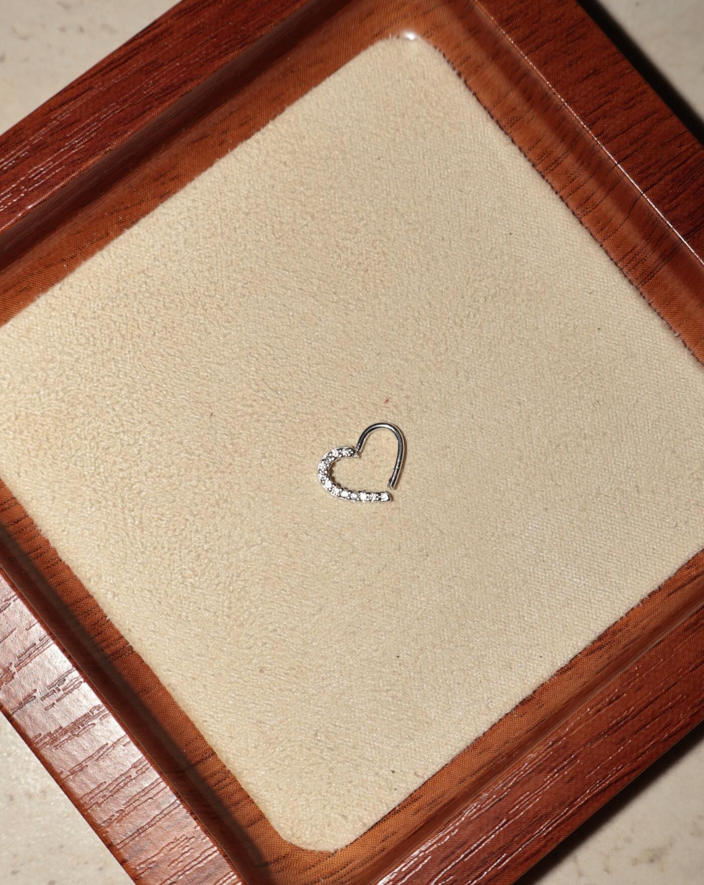 Piercing de Prata Daith Coração Cravejado Torção 10mm