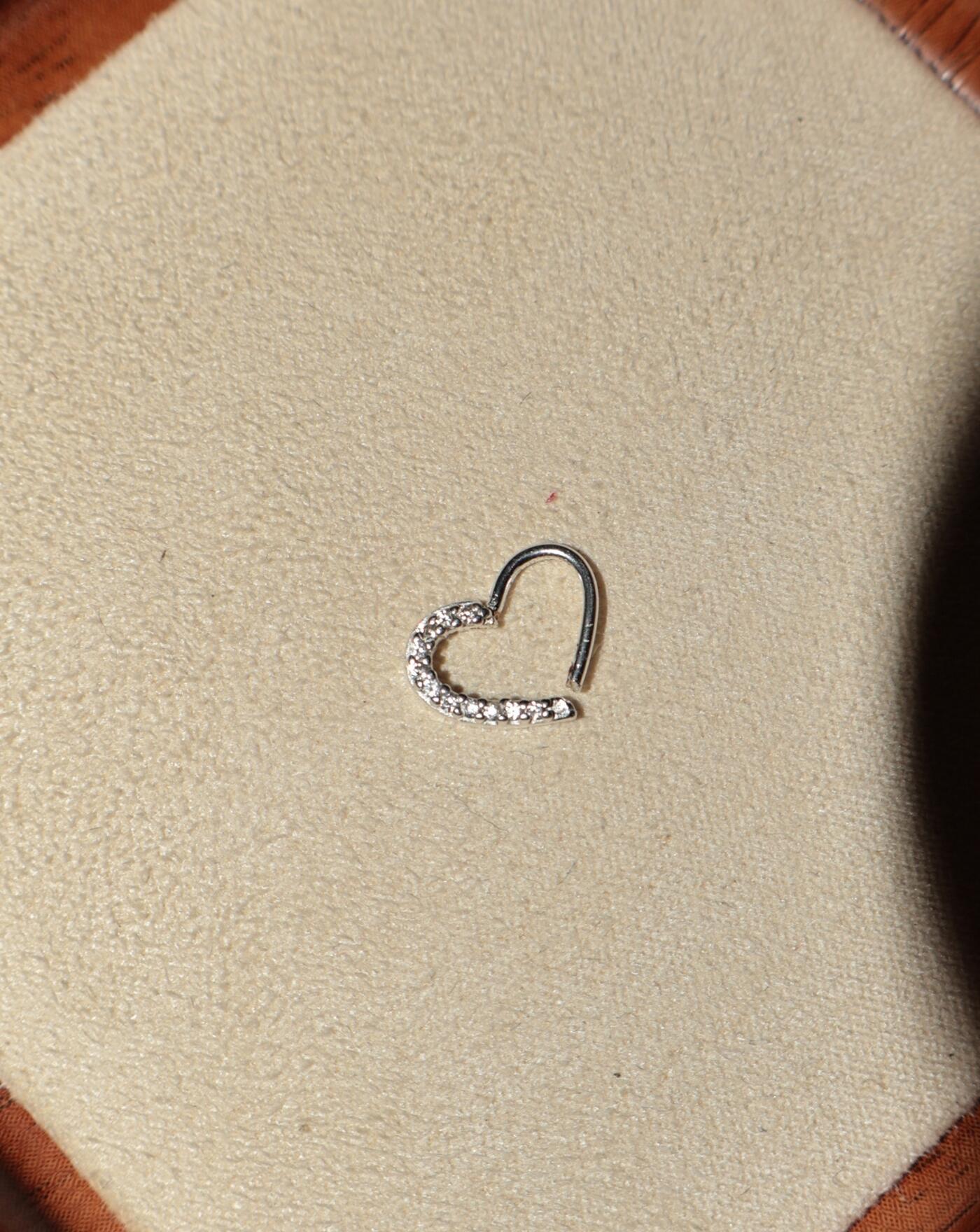 Piercing de Prata Daith Coração Cravejado Torção 10mm