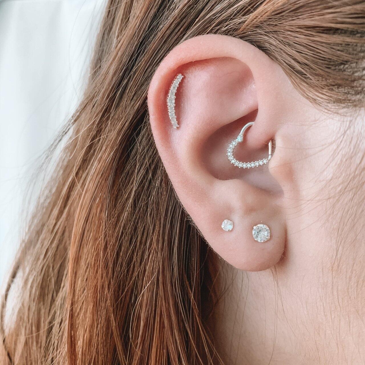 Piercing de Prata Daith Cora��o Cravejado Zirc�nia 14mm
