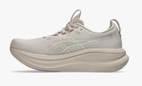 T�nis ASICS GEL Nimbus 28 - Feminino - Bege e Prata