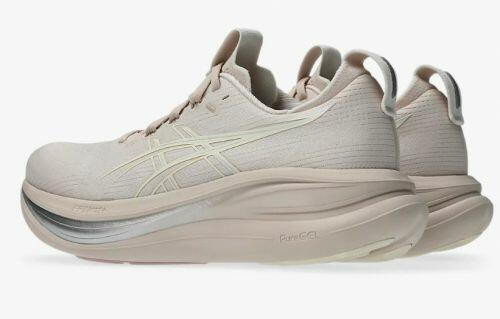 T�nis ASICS GEL Nimbus 28 - Feminino - Bege e Prata