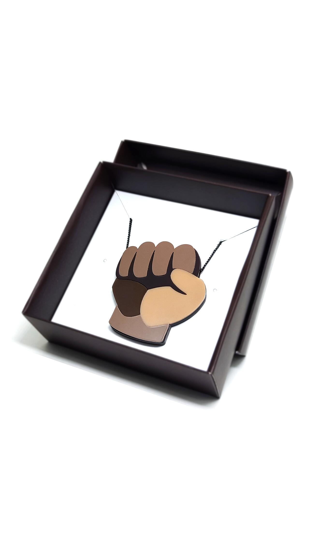 Colar Abdias Punho Cerrado - Eleg�ncia e Resist�ncia