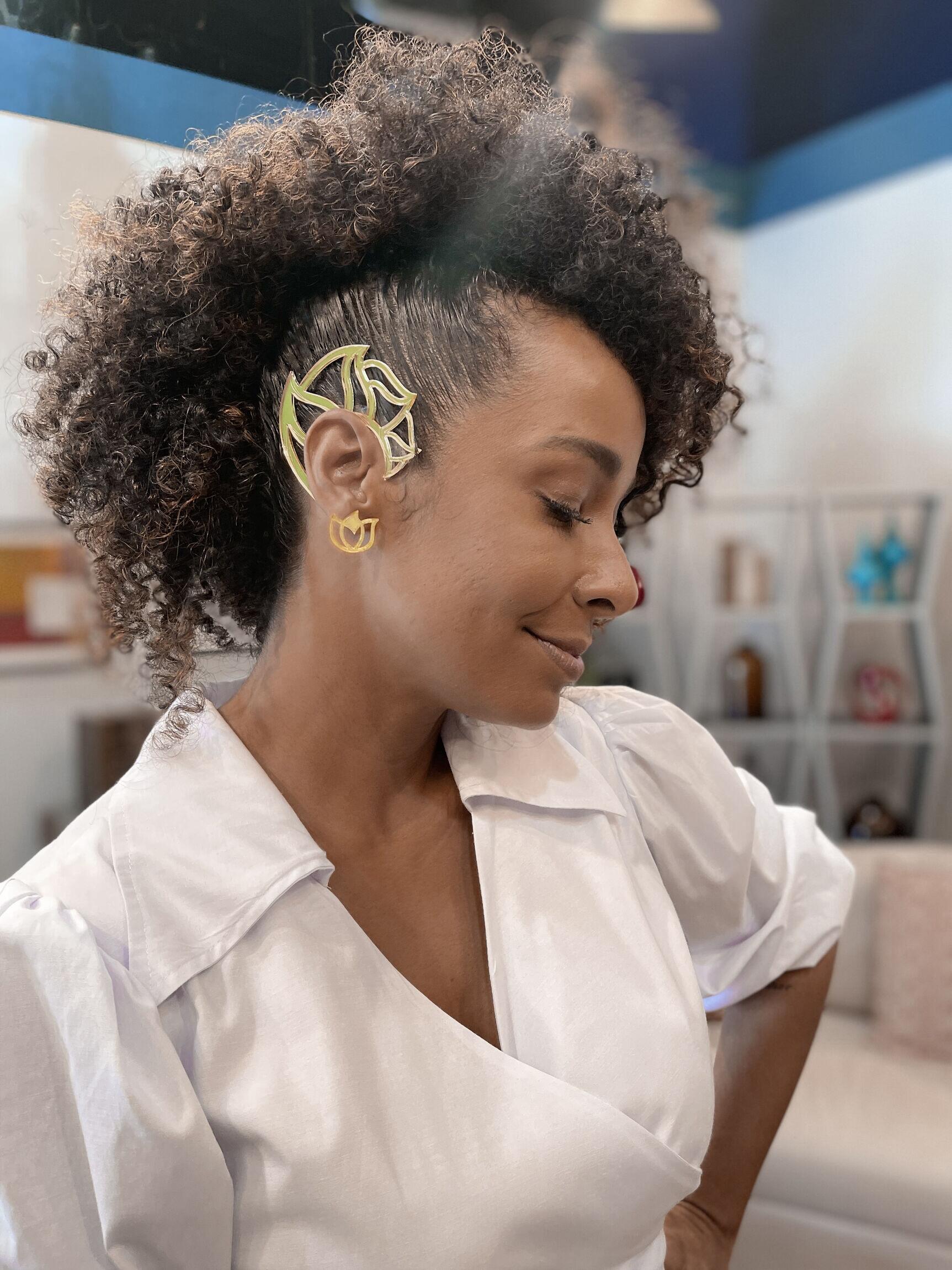 Ear Cuff Conceição Evaristo Antialérgico | Flores e Chamas