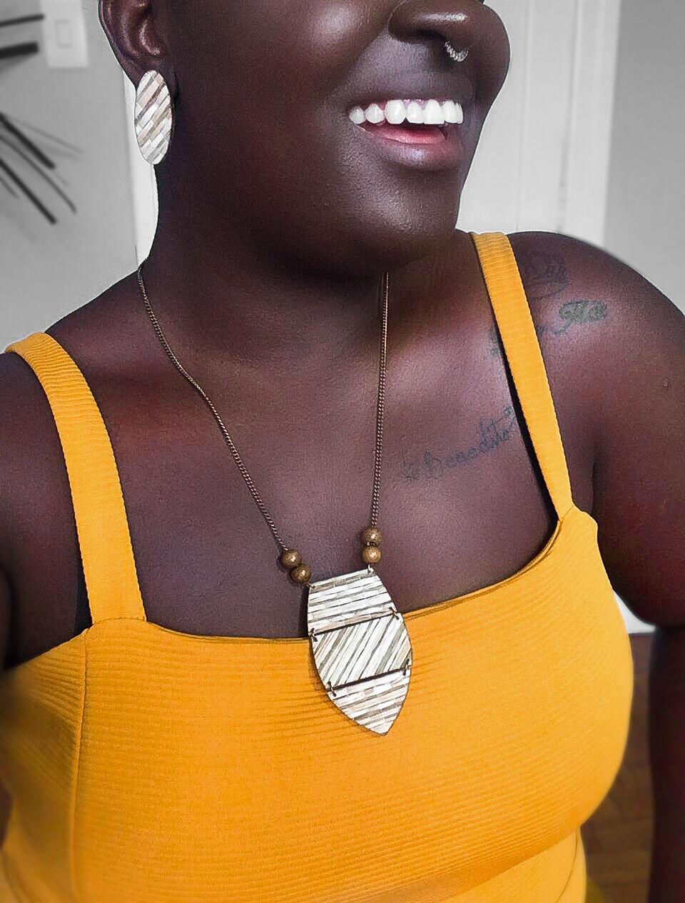 Conjunto Zeferina | Colar e Brincos em acrílico de palha